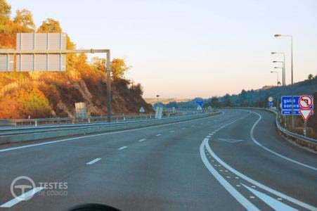 Pergunta IMT: Devo ceder a passagem a um veículo que transite em missão urgente de socorro e que pretenda entrar nesta auto-estrada. Concorda com a afirmação?