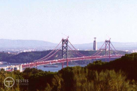 Pergunta IMT: Na ponte 25 de Abril a circulação rodoviária processa-se com base num regulamento próprio.