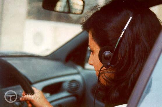 Pergunta IMT: Nesta situação como tenho as mãos livres não cometo qualquer infracção.