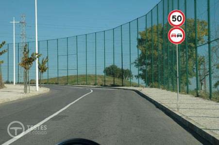 Pergunta IMT: Posso utilizar o passeio do lado direito da via pública onde circulo?