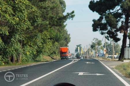 Pergunta IMT: Se pretender mudar de direcção à direita, como devo proceder?
