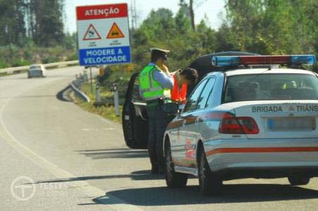 Utente- Ser Diferente na Condução Rodoviária - Sinais dos agentes  reguladores de trânsito 👮‍♀️ Os sinais dos agentes reguladores do trânsito  são os seguintes: a) Paragem do trânsito que venha de frente 