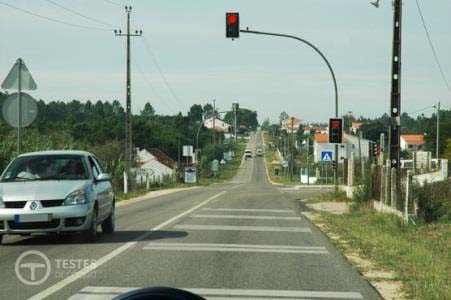 Pergunta IMT: Como devem proceder os condutores de veículos que transitem em serviço de urgência perante o sinal luminoso vermelho?