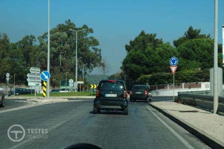 Pergunta IMT: Como devo circular na rotunda de que me aproximo?