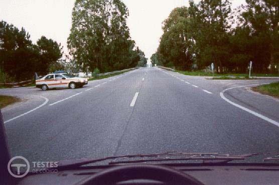 Pergunta IMT: No cruzamento, devo ceder a passagem ao veículo de polícia?