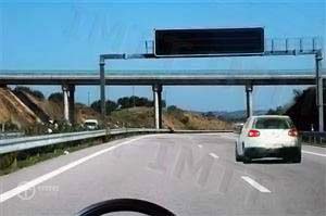 Pergunta IMT: Na auto-estrada, o trânsito deve fazer-se, regra geral: