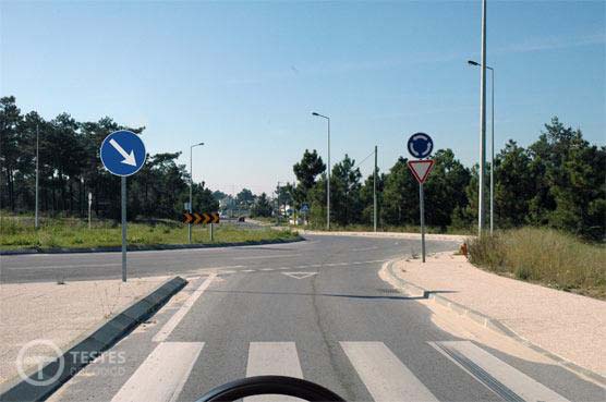 Pergunta IMT: Na rotunda, devo circular: