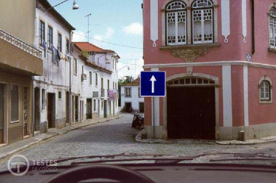Pergunta IMT: Nesta situação, sou obrigado a seguir pela via em que se encontra o sinal vertical.