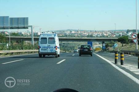 Pergunta IMT: O condutor de um veículo que transite em missão urgente de socorro pode, quando a missão assim o exigir, deixar de respeitar as regras e os sinais de trânsito?