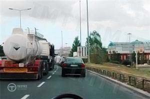 Pergunta IMT: Permanecendo ambas as filas de veículos preenchidas, não devo sair da via de trânsito em que circulo.