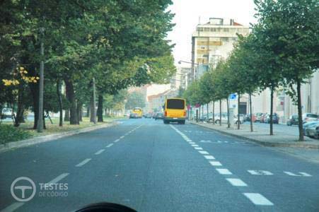 Pergunta IMT: Posso utilizar a via de trânsito à minha direita para mudar de direcção à direita?