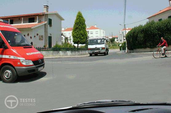 Pergunta IMT: Nesta intersecção o velocípede deve ceder a passagem: