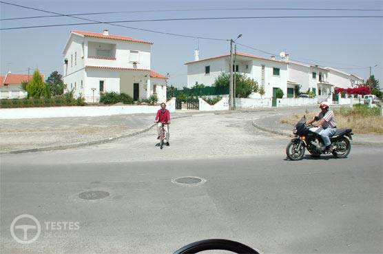 Pergunta IMT: Nesta intersecção o condutor do motociclo, se pretender mudar de direcção à esquerda deve: