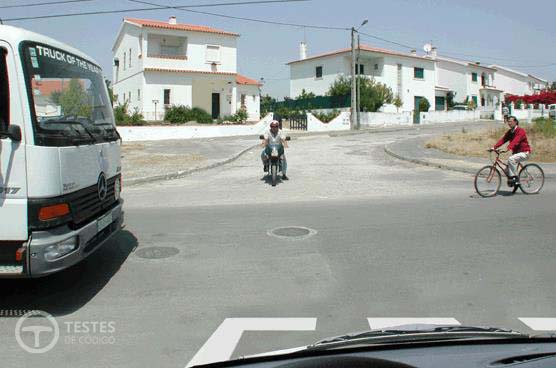 Pergunta IMT: Nesta intersecção o último veículo a avançar deve ser: