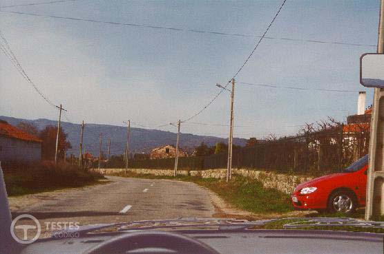 Pergunta IMT: Nesta situação devo ceder a passagem ao veículo da direita, porque sai de um caminho particular.