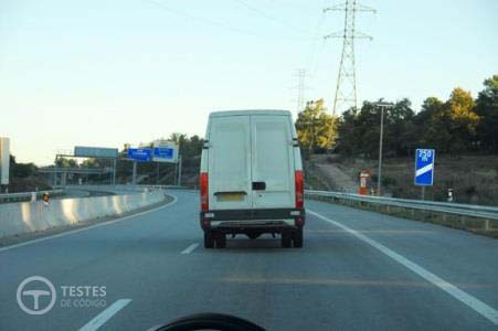 Pergunta IMT: O sinal vertical indica-me que a 250 metros existe: