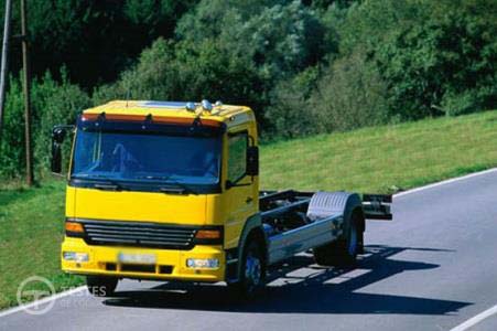 Pergunta IMT: O quadro (chassis) de um automóvel pesado de mercadorias, deve: