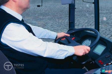 Pergunta IMT: O condutor de um autocarro urbano que siga com lotação esgotada, na próxima paragem deve: