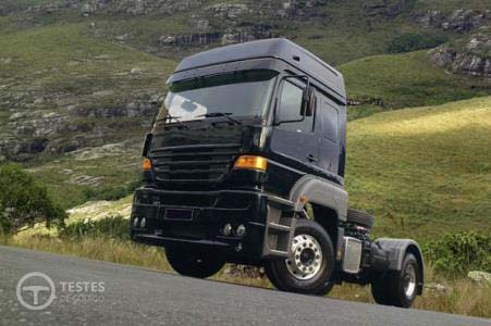 Pergunta IMT: Quando um veículo descreve uma curva e a luz de aviso da lubrificação do motor acende, a causa pode ser: