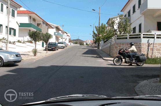 Pergunta IMT: Qual deve ser o último veículo a avançar, nesta intersecção?